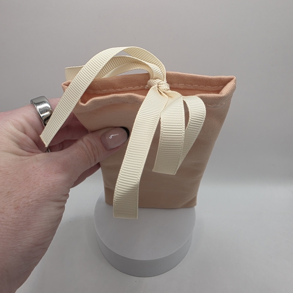 Gucci Beauty Quilted Sleep Mask & Drawstring Pouch Set - Picture 5 of 5